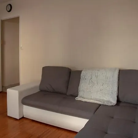 Between And Mountain Apartment